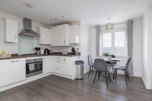 Fridge, microwave, oven, stovetop - Spacious 2-Bedroom Home with Parking & Wi-Fi (Milton Keynes)