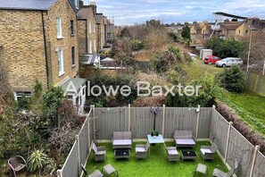 Outdoor dining - Hackney Suites - Double En-suite Room (G3) (Greater London)