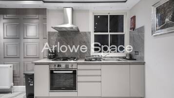 Geladeira, micro-ondas, fogão, cafeteira/chaleira