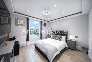 Iron/ironing board, free WiFi - Hackney Suites - Double En-suite Room (G3) (Greater London)
