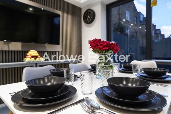 Dining - Hackney Suites - Double En-suite Room (F1) (Greater London)