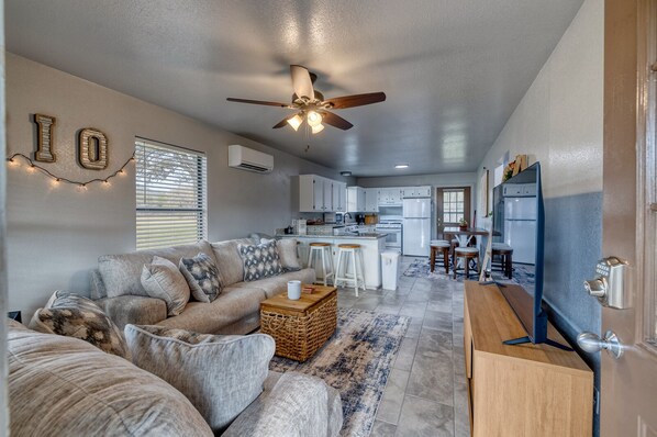 Smart TV - Live Oak Cottage on a beautiful lot with large oak trees and fenced backyard. (Concan)