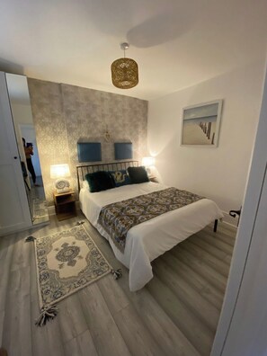 3 habitaciones, tabla de planchar con plancha y cuna de viaje 