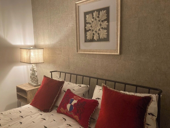 3 habitaciones, tabla de planchar con plancha, internet y ropa de cama 
