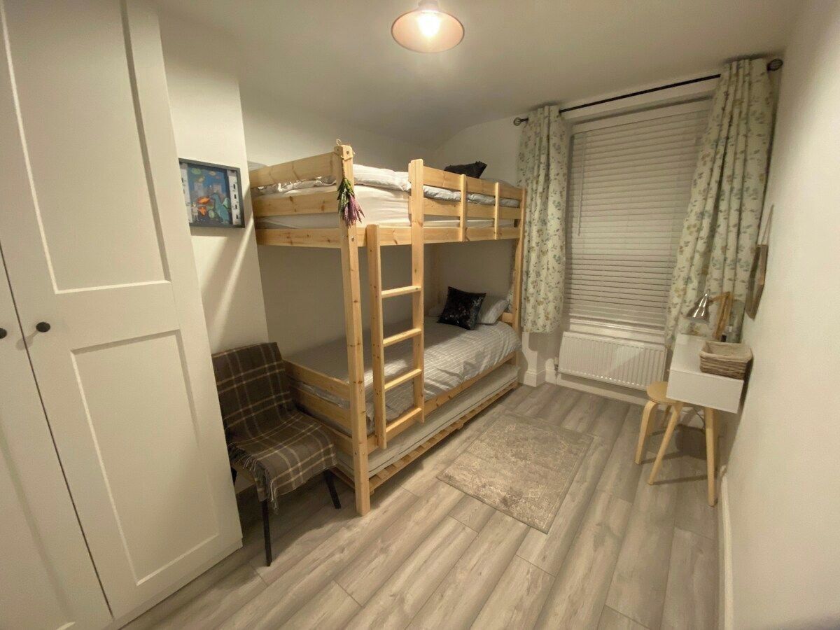 3 bedrooms, iron/ironing board, Internet, bed sheets