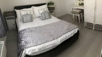 2 bedrooms, iron/ironing board, internet, bed sheets