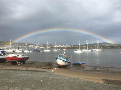 Downtown cottage-heart of Conwy-park free outside