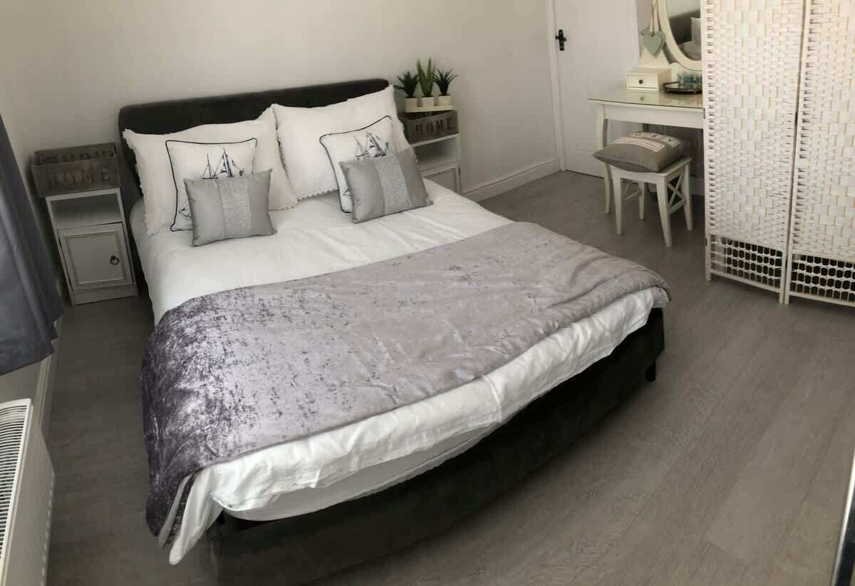 2 bedrooms, iron/ironing board, travel cot, WiFi