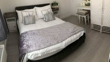 2 bedrooms, iron/ironing board, travel cot, WiFi