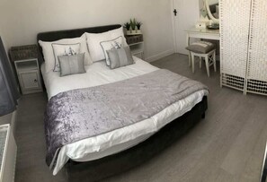 2 bedrooms, iron/ironing board, internet, bed sheets