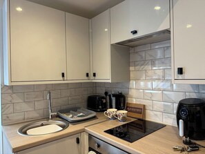 Frigorifero, microonde, forno, piano cottura
