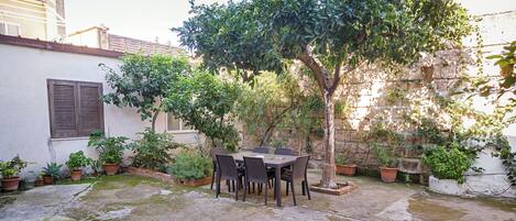 تناول الطعام بالخارج