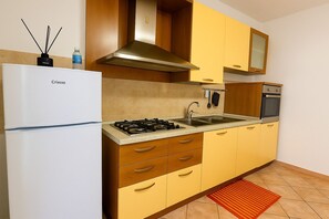 Køleskab, ovn, kogeplade, opvaskemaskine