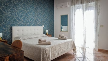 2 chambres, bureau, fer et planche Ă repasser, lit parapluie