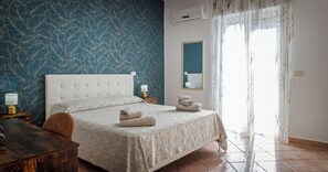 2 Schlafzimmer, Schreibtisch, Bügeleisen/Bügelbrett, Reisekinderbett