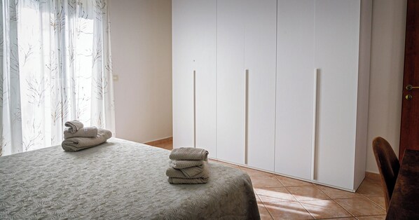 2 bedrooms, desk, iron/ironing board, travel cot