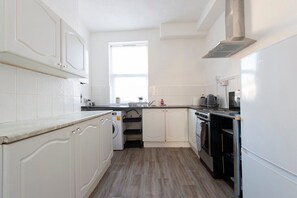 Fridge, microwave, oven, stovetop - Cosy haven in Harwich (Essex)