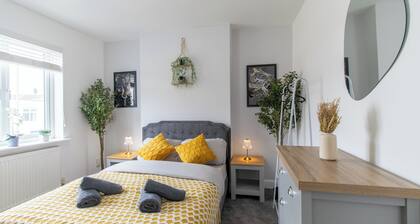 Open Mind Property - Luxury 3 Beds & Free Parking