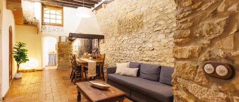 TV, fireplace