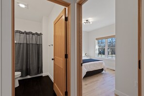 4 bedrooms, WiFi, bed sheets - The Dells Domain 2.0 (Wisconsin Dells)