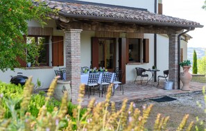 تناول الطعام بالخارج