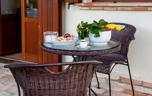 Outdoor dining - Cozy home in Terre Roveresche with WiFi (Terre Roveresche)