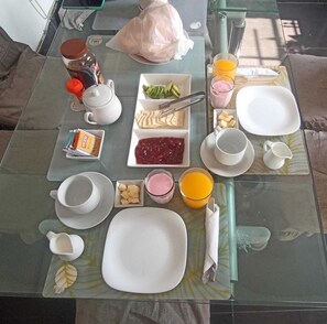 Desayuno buffet diario (USD 8 por persona)