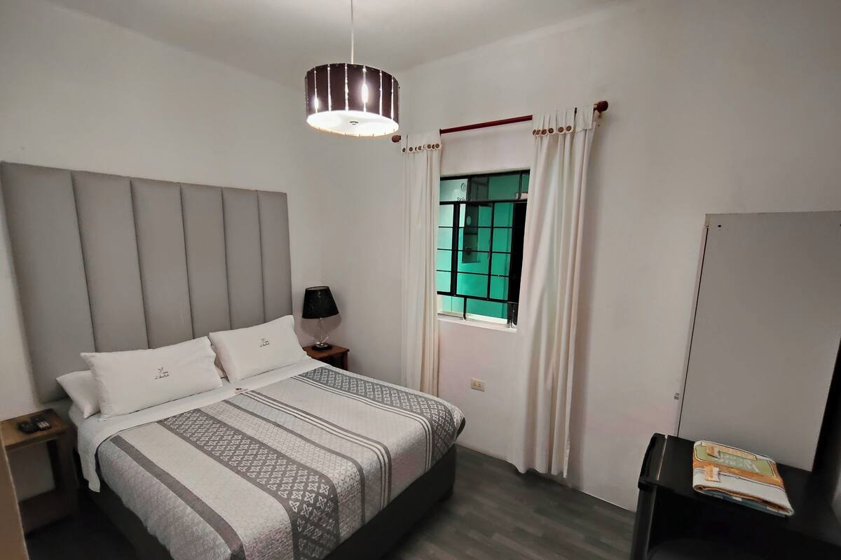 Phòng đôi Tiêu chuẩn, 1 giường cỡ queen, phòng tắm dùng chung | Chăn bông, minibar, truy cập Internet không dây miễn phí 