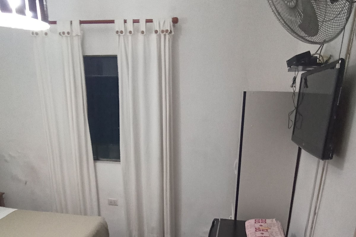 Standard dubbelrum - 1 queensize-säng - delat badrum | Duntäcken, minibar och gratis wi-fi