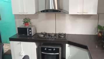 Refrigerador, microondas, licuadora y utensilios de cocina