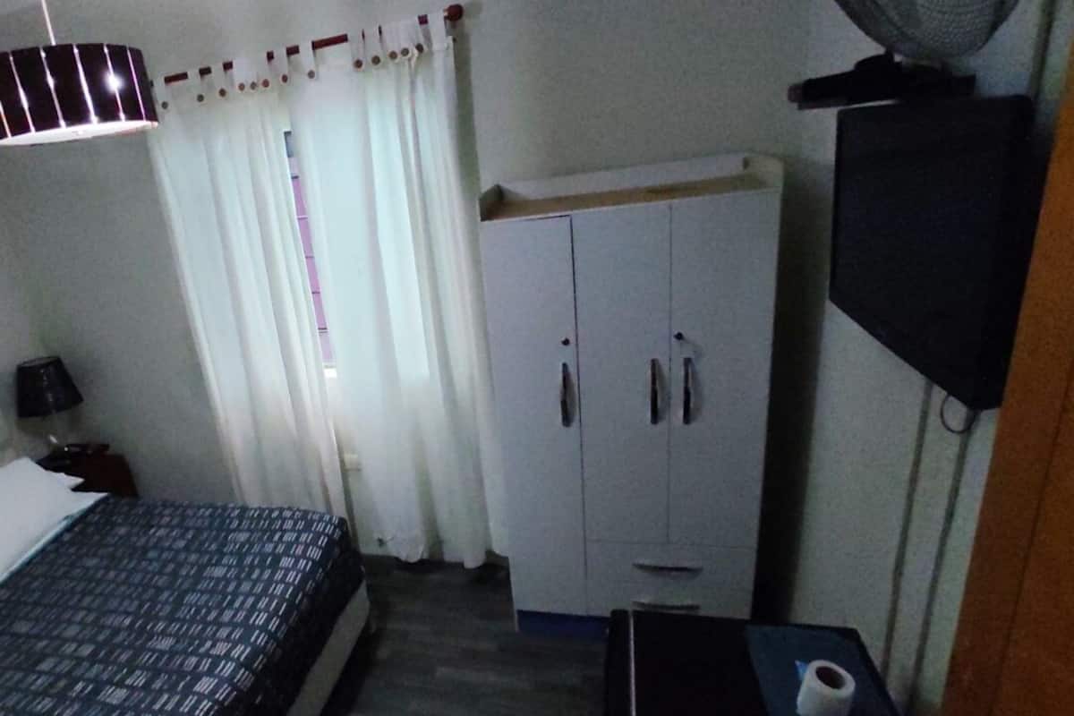 Standaard tweepersoonskamer, 1 queensize bed, gedeelde badkamer | Donzen dekbedden, een minibar, gratis wifi