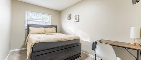 Basic-rum | Skrivbord, arbetsyta för laptop, gratis wi-fi och sängkläder