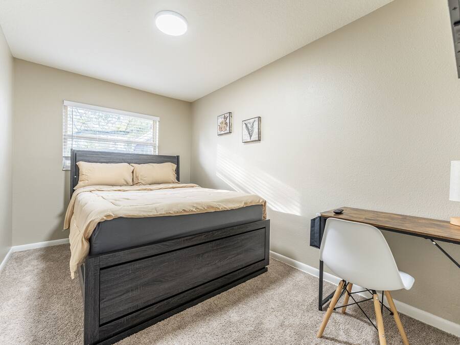 Basic Room | Meja, ruang kerja komputer riba, Wi-fi percuma, cadar katil