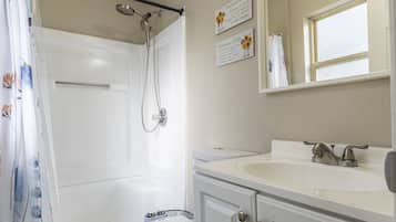 Standard Room, Share House, Private Bath, Non-smoking | Bathroom | Combined shower/bathtub, hair dryer, bidet, towels
