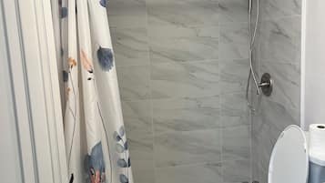 Ensemble douche/baignoire, sĂšche-cheveux, bidet, serviettes fournies