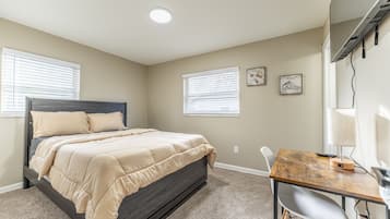 Standard Room, Share House, Private Bath, Non-smoking | Desk, laptop workspace, free WiFi, bed sheets