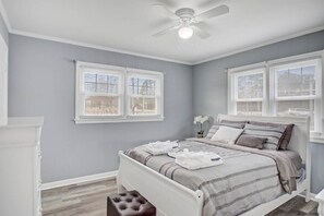 3 bedrooms, iron/ironing board, WiFi, bed sheets - Comfy Cozy Home I (Durham)