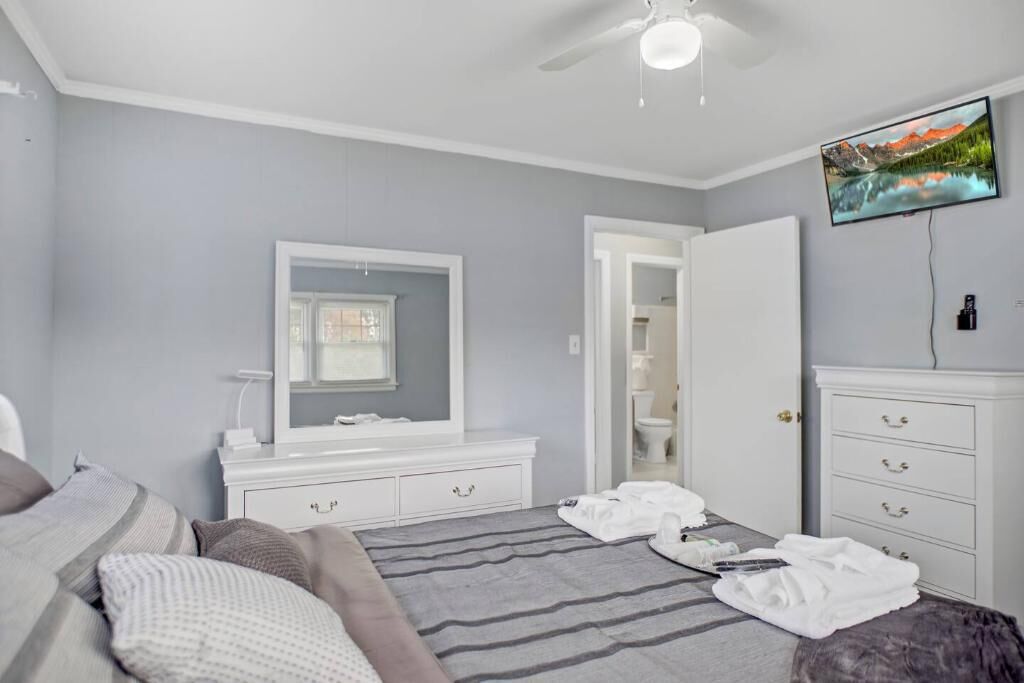 3 عدّة غرف نوم ومكواة/لوح كي وواي فاي وملاءات أسرّة