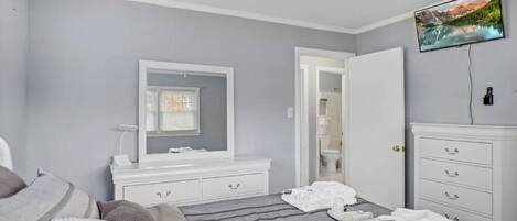 3 bedrooms, iron/ironing board, WiFi, bed sheets