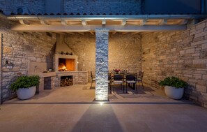 Outdoor dining - Awesome home in Vodnjan with WiFi (Vodnjan)