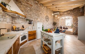 Fridge, oven, stovetop, dishwasher - Awesome home in Vodnjan with WiFi (Vodnjan)