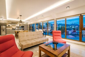 Apartment, 2 Bedrooms, Terrace, Mountain View (Fique) | Living area | 43-inch Smart TV with cable channels, Netflix, pay films - Gente del Sur - Fique (Ushuaia)