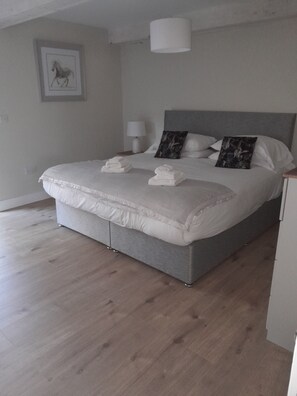 1 bedroom, iron/ironing board, travel cot, WiFi - Cozy, comfortable cottage on an alpaca farm (Newtownmountkennedy)