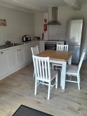 Réfrigérateur, four à micro-ondes, un four, lave-vaisselle