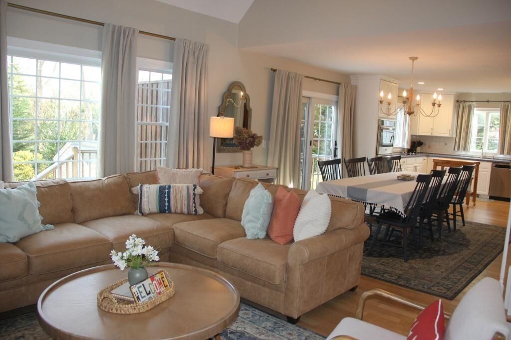 Smart TV, chimenea, tenis de mesa y libros 