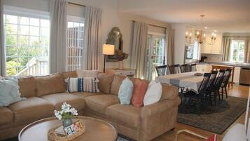 Smart TV, chimenea, tenis de mesa y libros