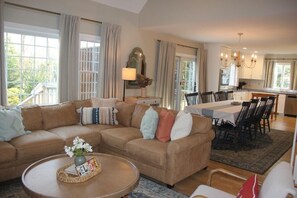 TV connectée, cheminée, table de tennis de table, livres