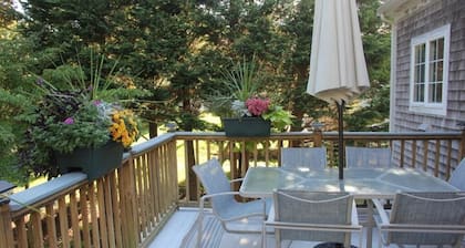 Coastal Family Haven: Spacious Retreat Near Old Silver Beach