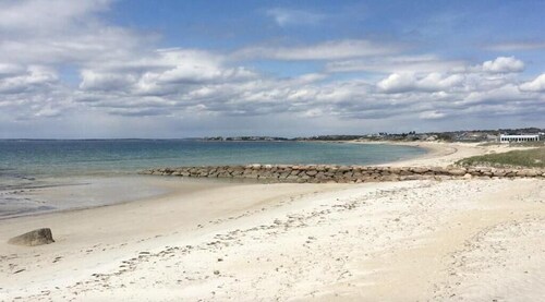 Coastal Family Haven: Spacious Retreat Near Old Silver Beach