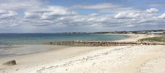 Coastal Family Haven: Spacious Retreat Near Old Silver Beach